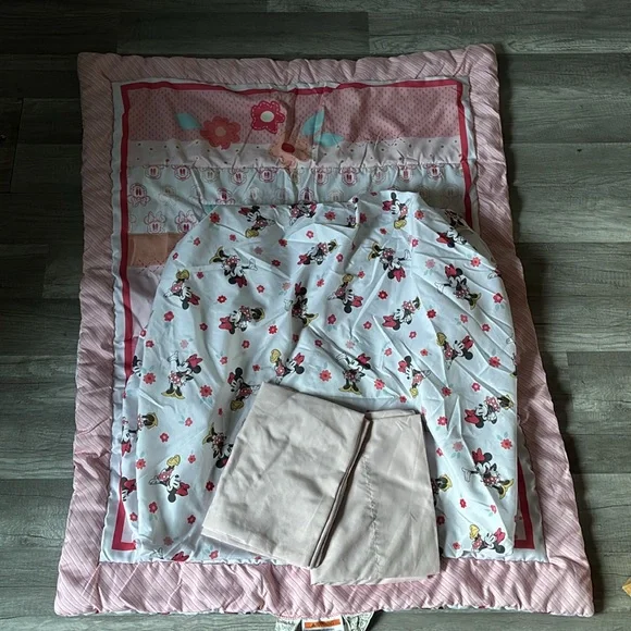 🎆Bundle 5 items for $20 🎆 Disney Pink and Red Quilted Bedding - Picture 6 of 6